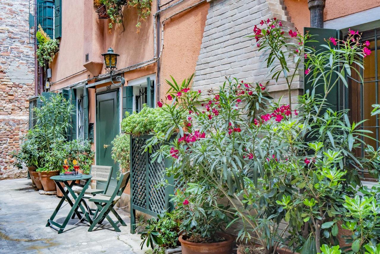 Lo Squero 1 The Secret Courtyard In Dorsoduro Apartment Venesia Bagian luar foto
