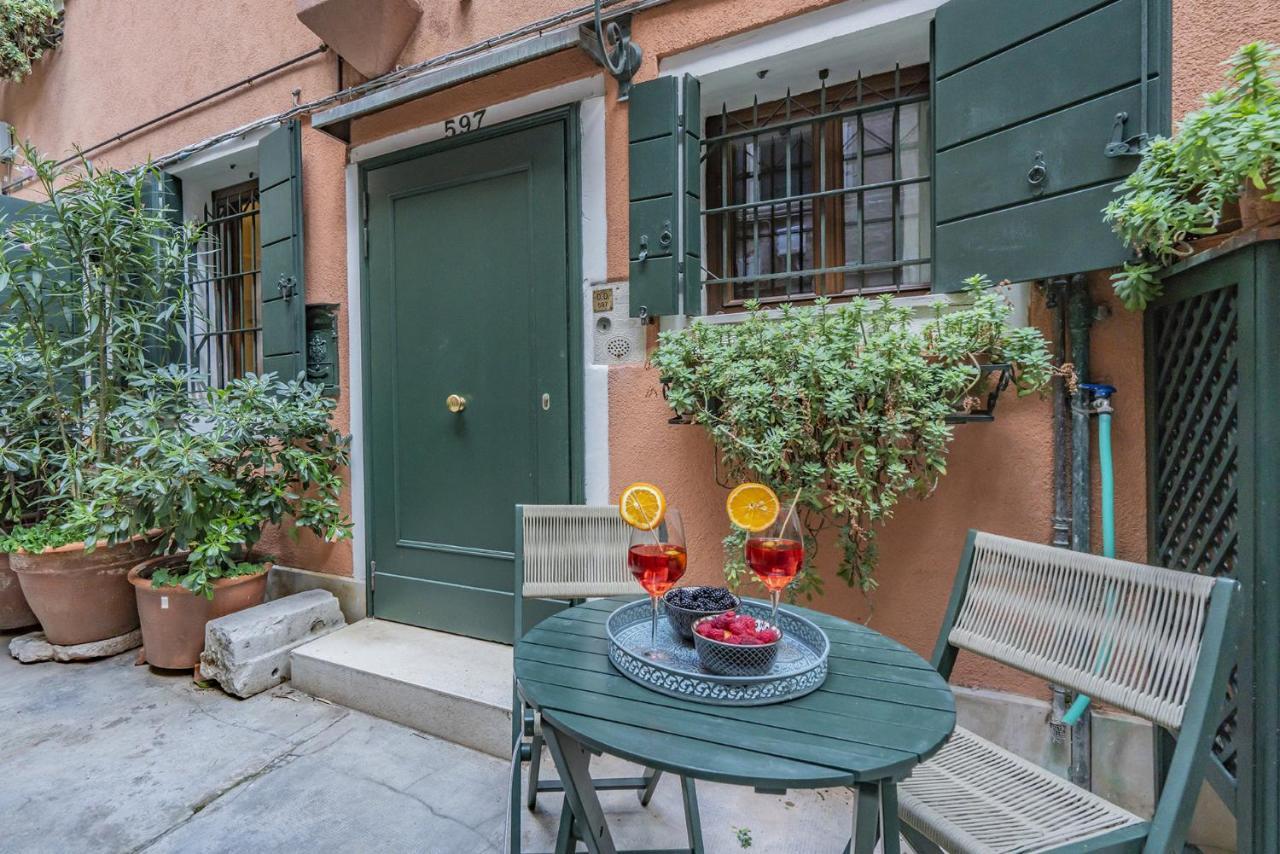 Lo Squero 1 The Secret Courtyard In Dorsoduro Apartment Venesia Bagian luar foto