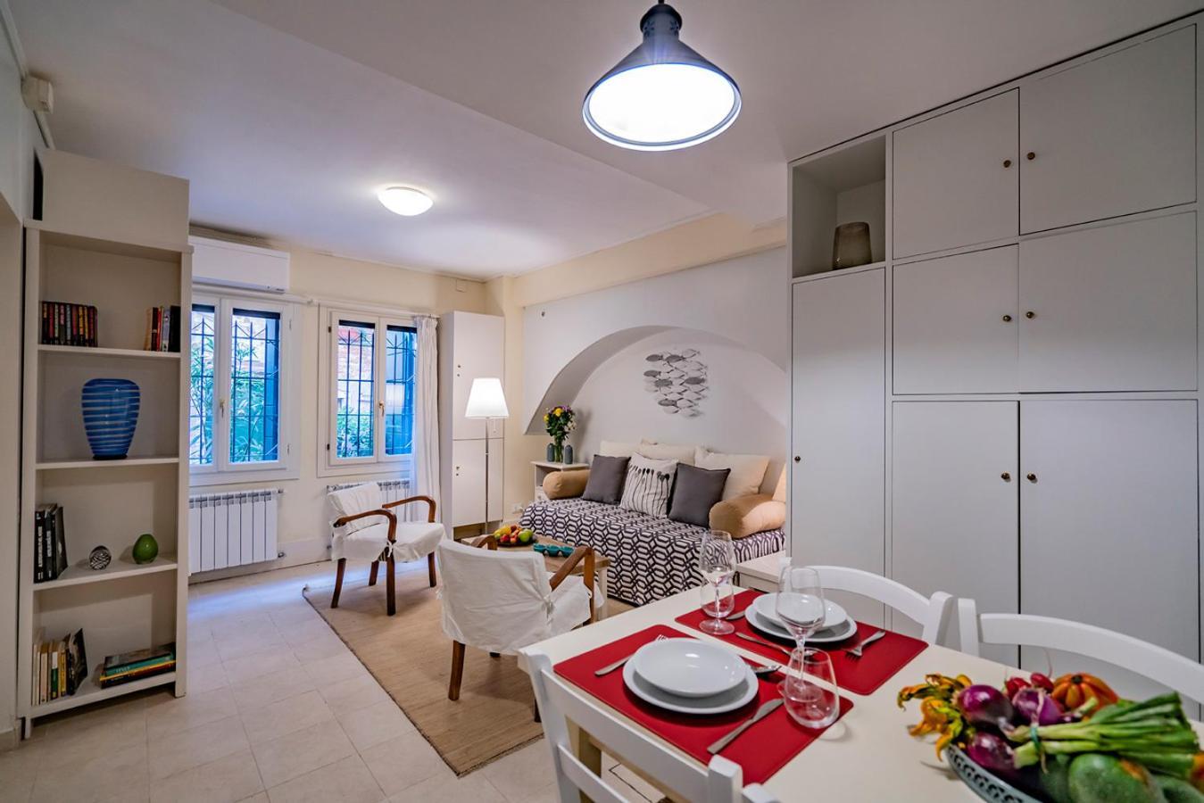Lo Squero 1 The Secret Courtyard In Dorsoduro Apartment Venesia Ruang foto