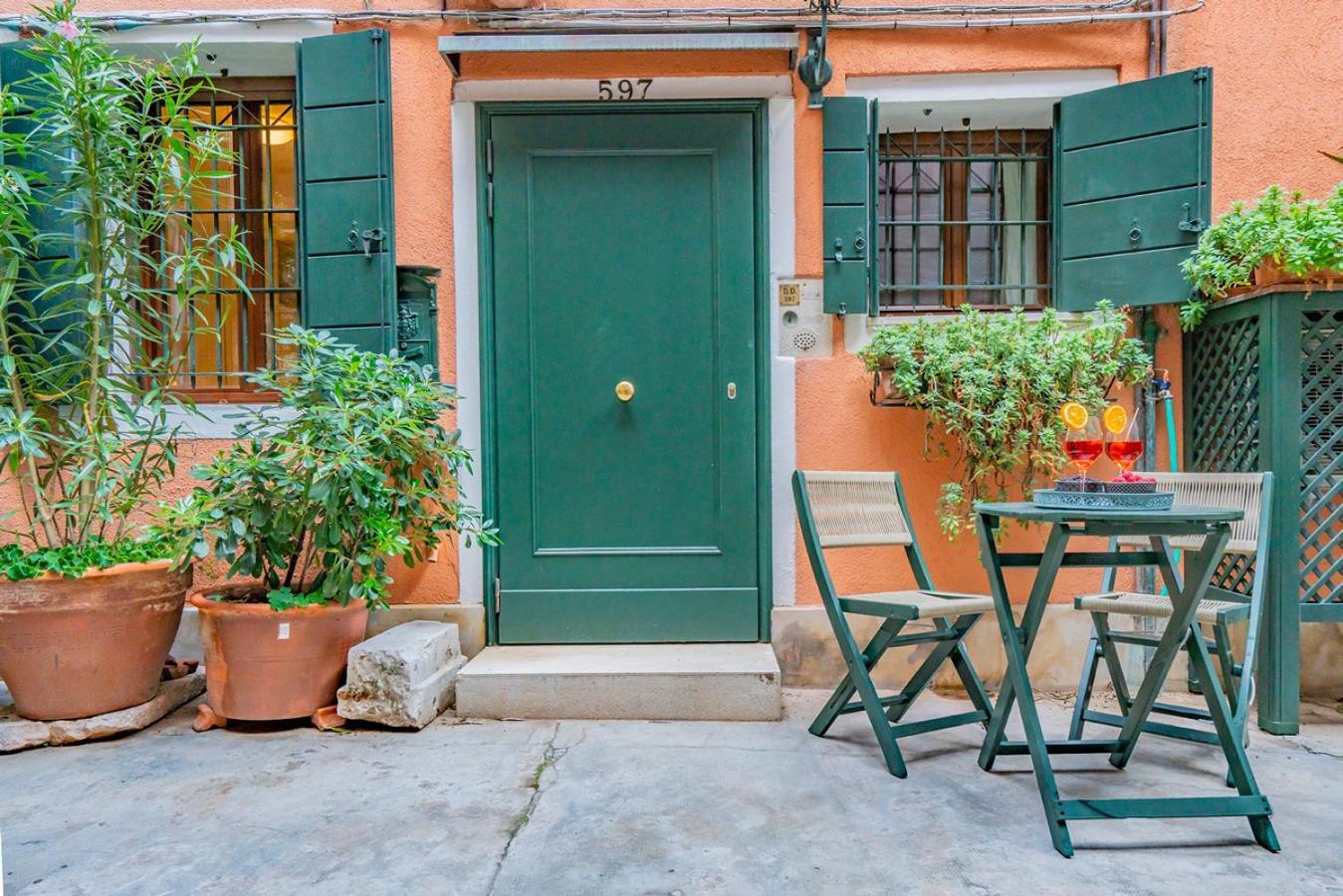 Lo Squero 1 The Secret Courtyard In Dorsoduro Apartment Venesia Ruang foto