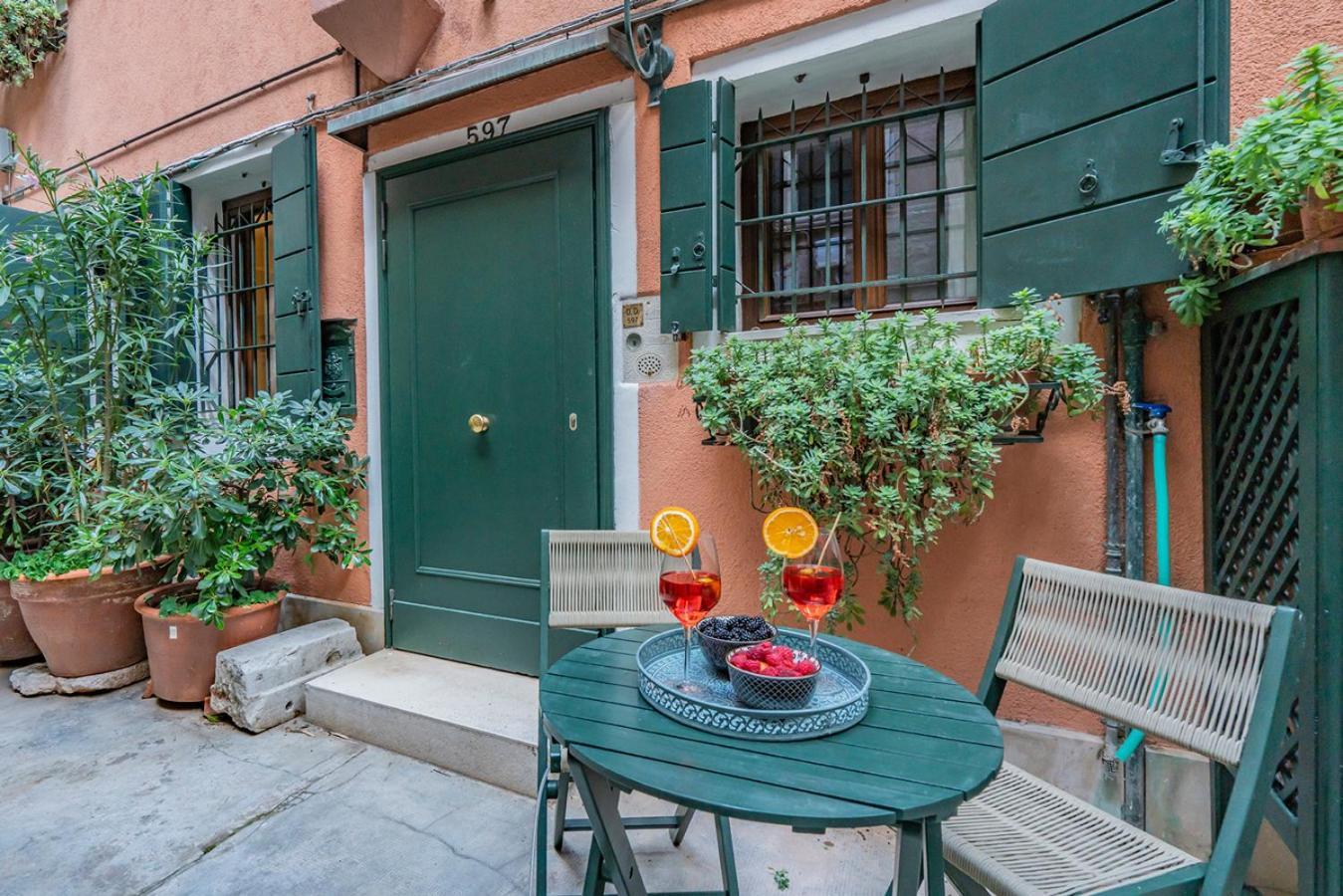 Lo Squero 1 The Secret Courtyard In Dorsoduro Apartment Venesia Ruang foto
